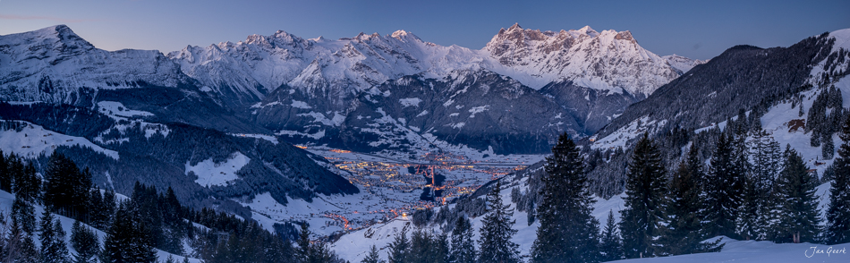 Schneebedecktes Alpental mit Bergpanorama bei Flüehlen, Zentralschweiz im Winter – Jan Geerk Fotograf Basel