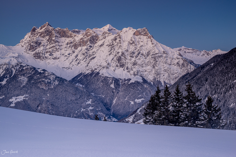 Schneebedeckte Berglandschaft mit Windgällen im Winter, Zentralschweiz – Jan Geerk Fotograf Basel