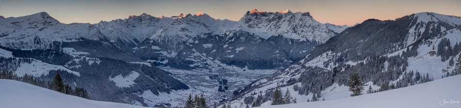 Winterpanorama Kinzig Zentralschweiz verschneite Berge Morgenlicht Schweiz Jan Geerk Fotograf Basel