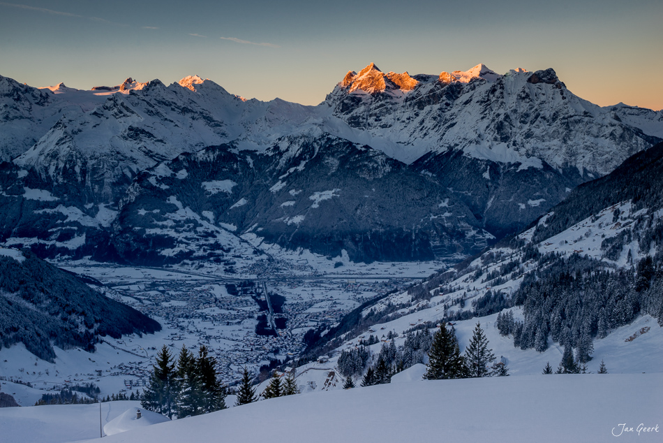Schneebedeckte Alpental-Landschaft bei Kinzig mit verschneiten Gipfeln im goldenen Morgenlicht, Zentralschweiz – Jan Geerk Fotograf Basel