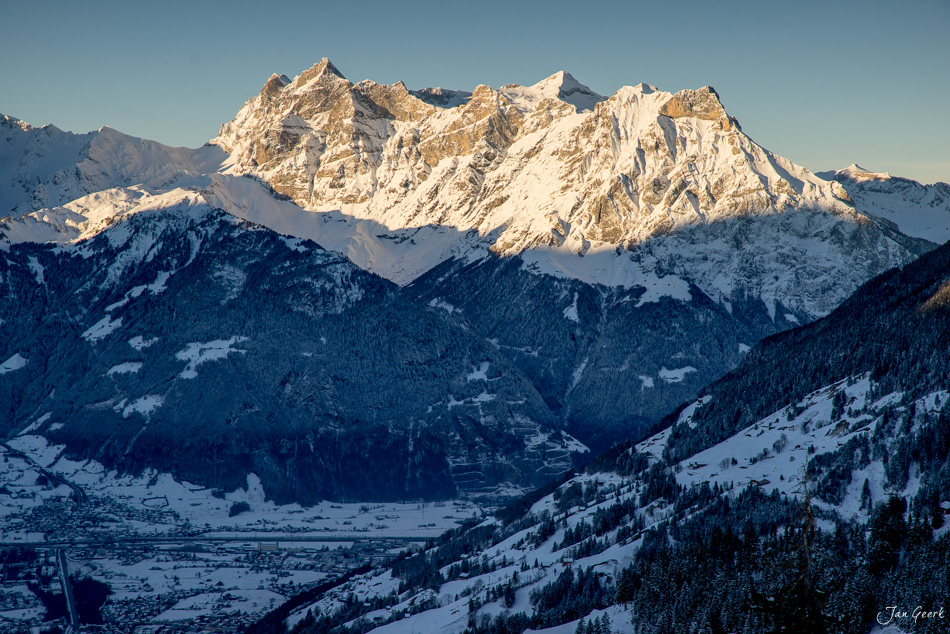 Schneebedeckte Berglandschaft mit markanter Felswand über dem Kinzig-Tal in der winterlichen Zentralschweiz – Jan Geerk Fotograf Basel