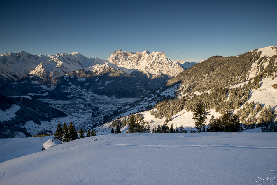 Verschneite Berglandschaft mit Blick auf Spannort und Windgällen, Winterstimmung in der Zentralschweiz – Jan Geerk Fotograf Basel