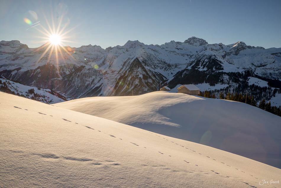 Schneebedeckte Berglandschaft mit Fußspuren bei Sonnenaufgang in Kinzig, Zentralschweiz – Jan Geerk Fotograf Basel
