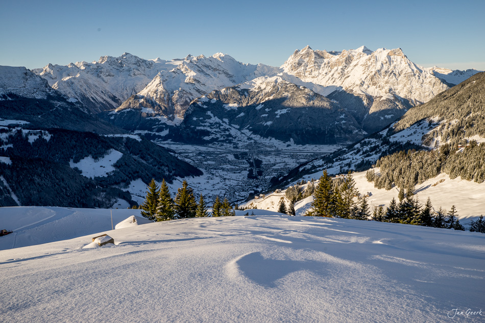 Verschneite Berglandschaft bei Kinzig mit Schneefeldern, Alpenwäldern und Bergkette im Morgenlicht, Zentralschweiz – Jan Geerk Fotograf Basel