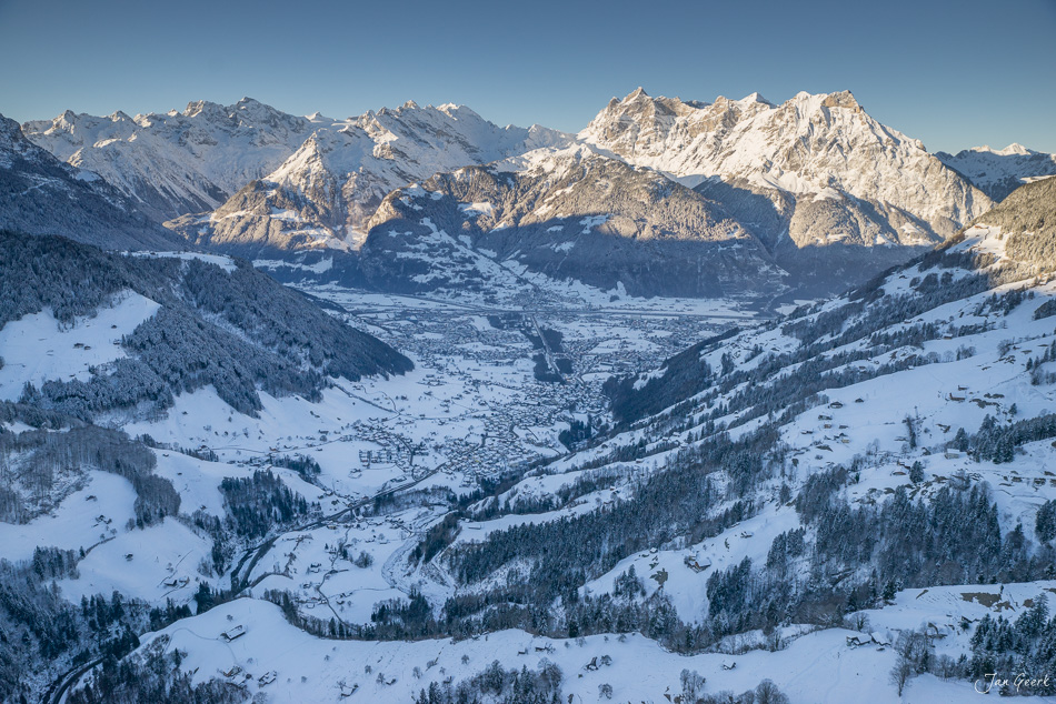 Schneebedecktes Tal mit Bergen bei Altdorf in der Zentralschweiz im Winter – Jan Geerk Fotograf Basel