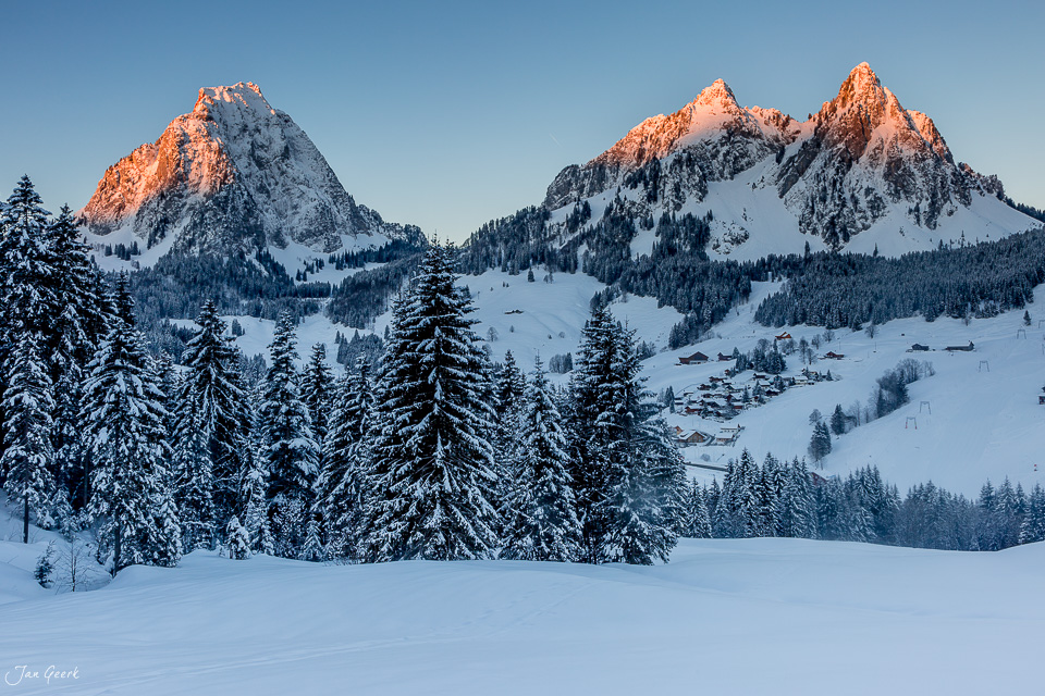 Schneebedeckte Berglandschaft mit Mythen beim Brunni, winterliche Alpentäler der Zentralschweiz – Jan Geerk Fotograf Basel