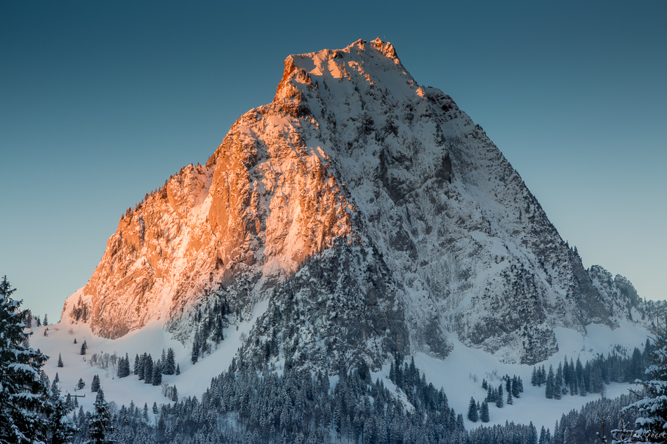 Schneebedeckte Mythen bei Brunni im Alpthal, Zentralschweiz, goldene Alpenstimmung – Jan Geerk Fotograf Basel
