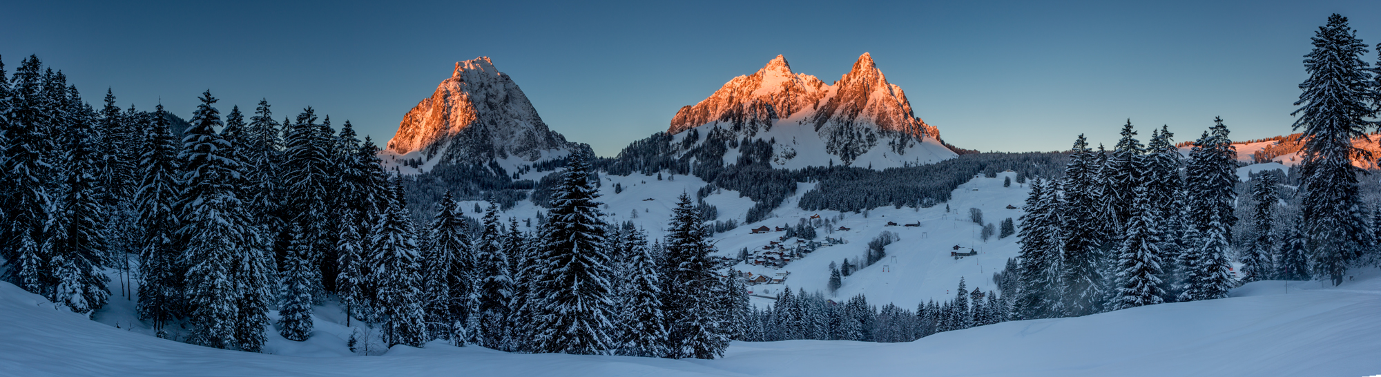 Schneebedeckte Berglandschaft mit verschneiten Fichten und Alpengipfel im Morgenrot, Appenzell Alpen Schweiz – Jan Geerk Fotograf Basel