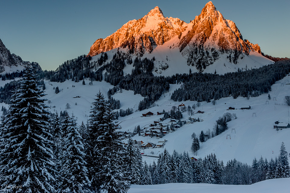 Schneebedeckte Berglandschaft mit Mythen bei Brunni in der Zentralschweiz im Winterlicht – Jan Geerk Fotograf Basel