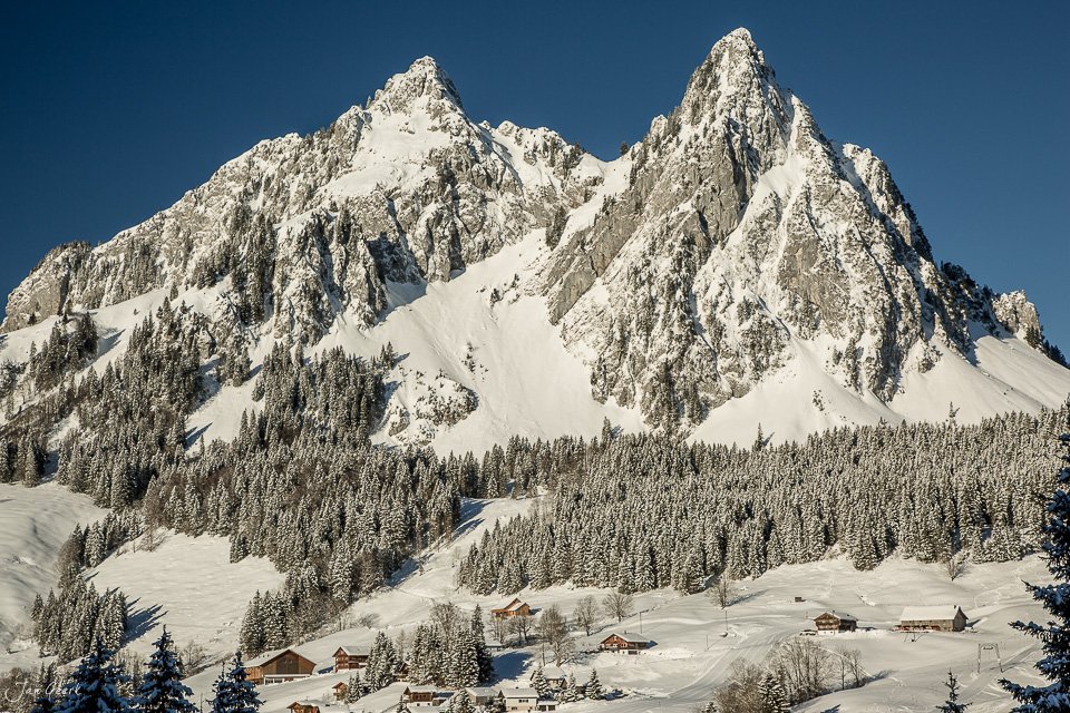 Schneebedeckte Berglandschaft mit Mythen und Bergdörfern im Winter, Zentralschweiz Schweiz – Jan Geerk Fotograf Basel