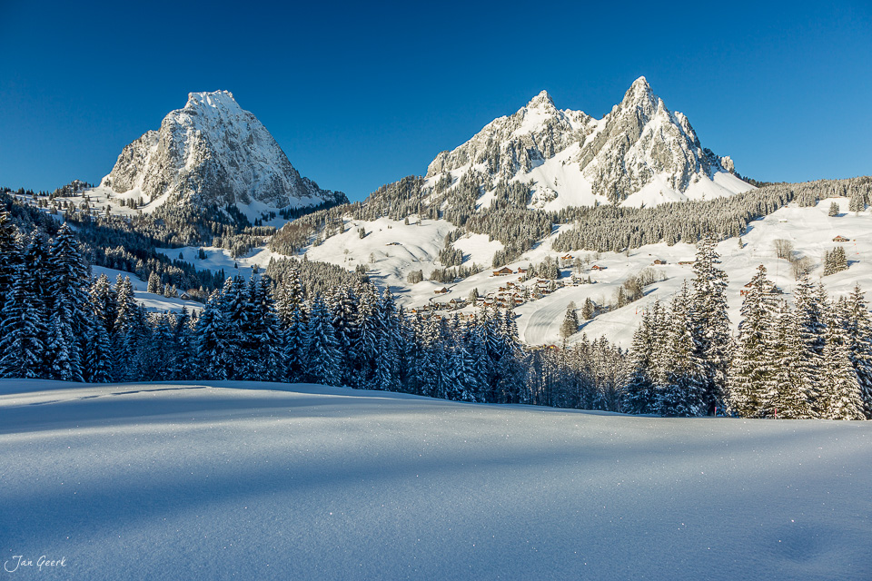 Verschneite Berglandschaft mit den Mythen am Brunni im Alpthal, Zentralschweiz, klarer Wintertag – Jan Geerk Fotograf Basel