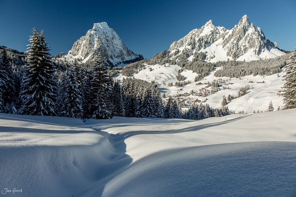Schneebedeckte Berglandschaft mit Mythen bei Brunni in der Zentralschweiz, Winterstimmung unter blauem Himmel – Jan Geerk Fotograf Basel
