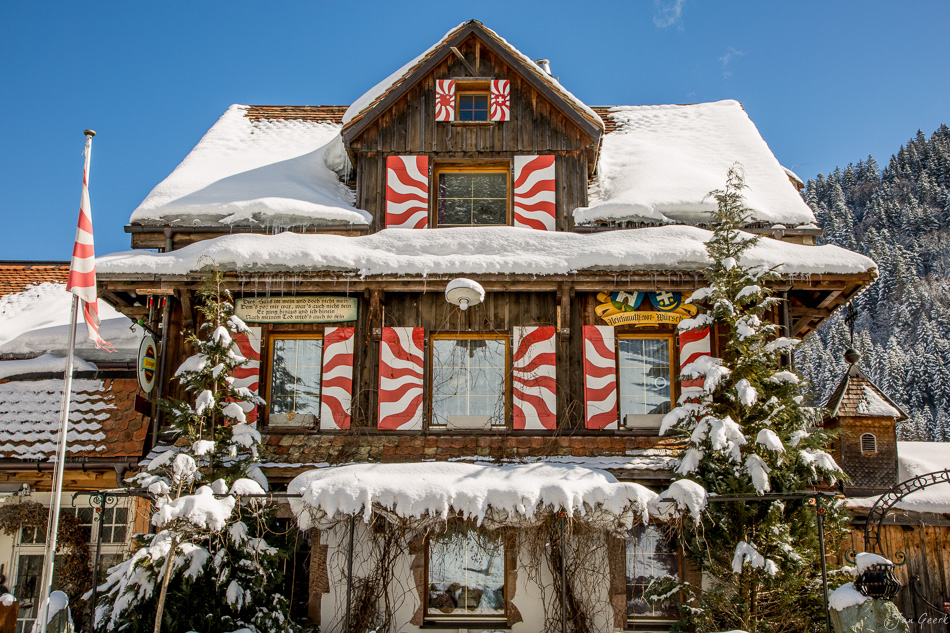 Weihnachtsdekoriertes Holzhaus im Schnee Brunni Winterstimmung Zentralschweiz Schweiz Jan Geerk Fotograf Basel
