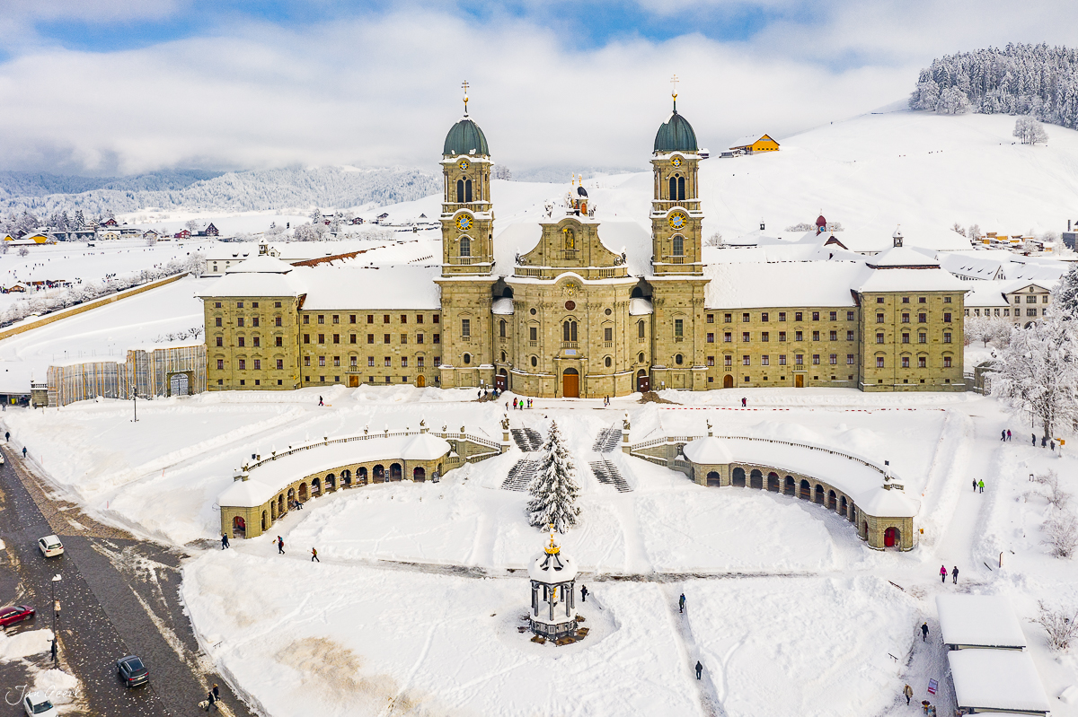 Kloster Einsiedeln im Schnee mit Luftaufnahme, Winterstimmung, Zentralschweiz, Schweiz – Jan Geerk Fotograf Basel