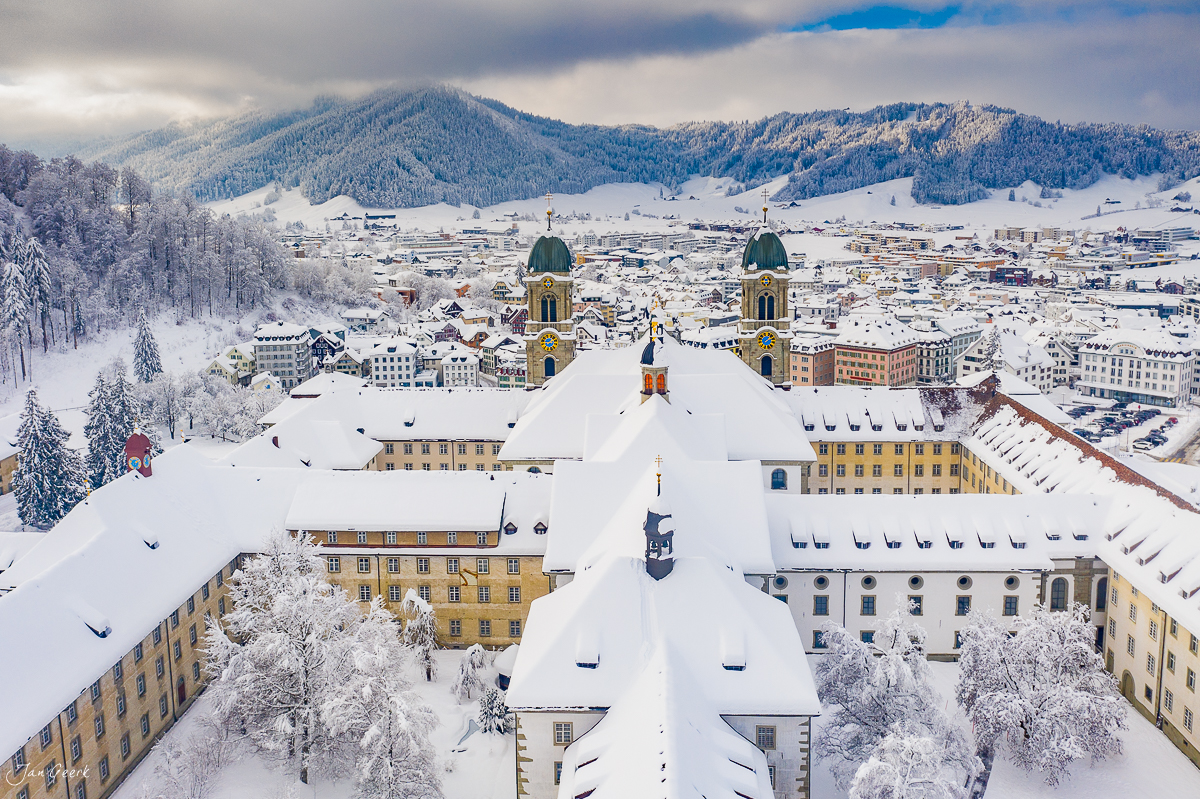 Kloster Einsiedeln schneebedeckt mit Türmen und Tal im Winter Schweiz Jan Geerk Fotograf Basel