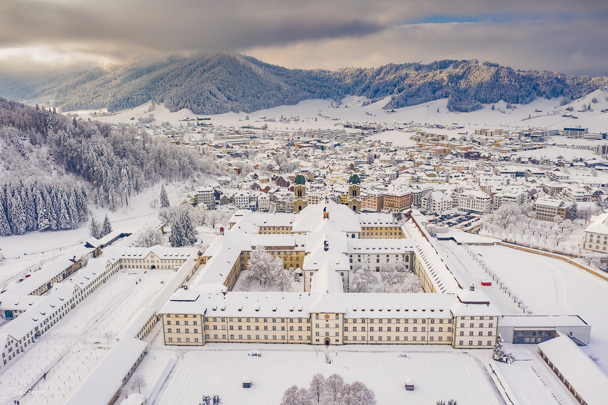 Luftaufnahme Kloster Einsiedeln Winter Schnee Schwarzwald Schweiz Jan Geerk Fotograf Basel