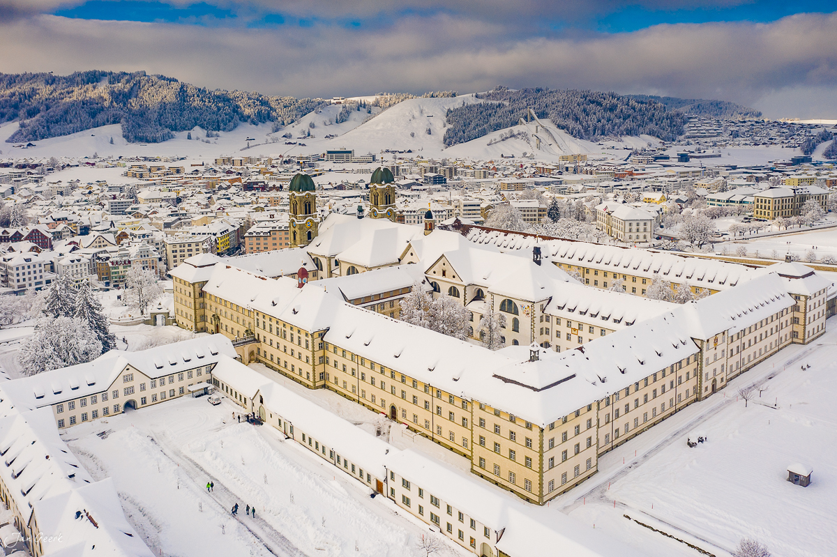 Kloster Einsiedeln im Schnee Luftaufnahme Winterstimmung Zentralschweiz Schweiz Jan Geerk Fotograf Basel