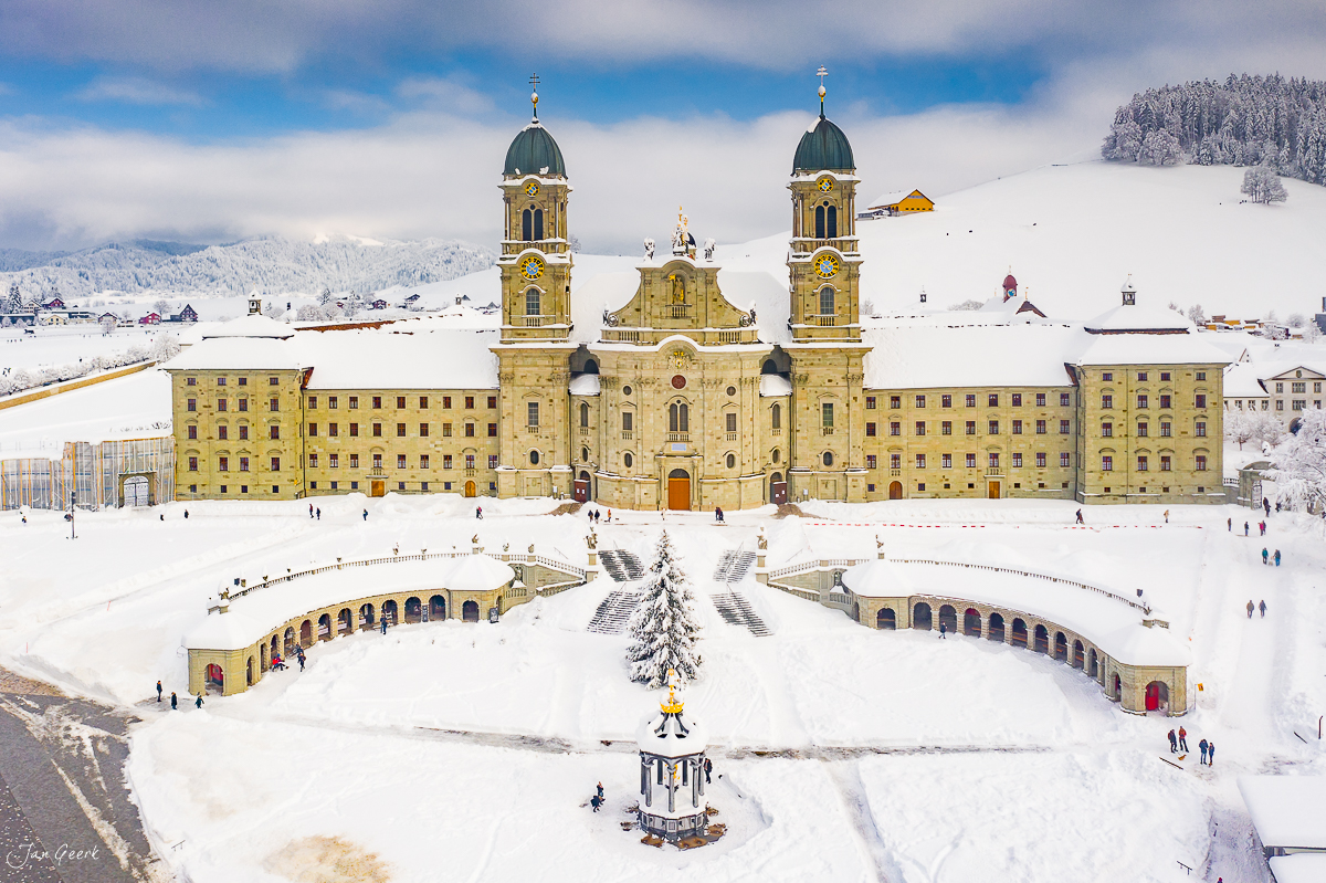 Kloster Einsiedeln im Schnee Winteraufnahme Luftfoto Zentralschweiz – Jan Geerk Fotograf Basel