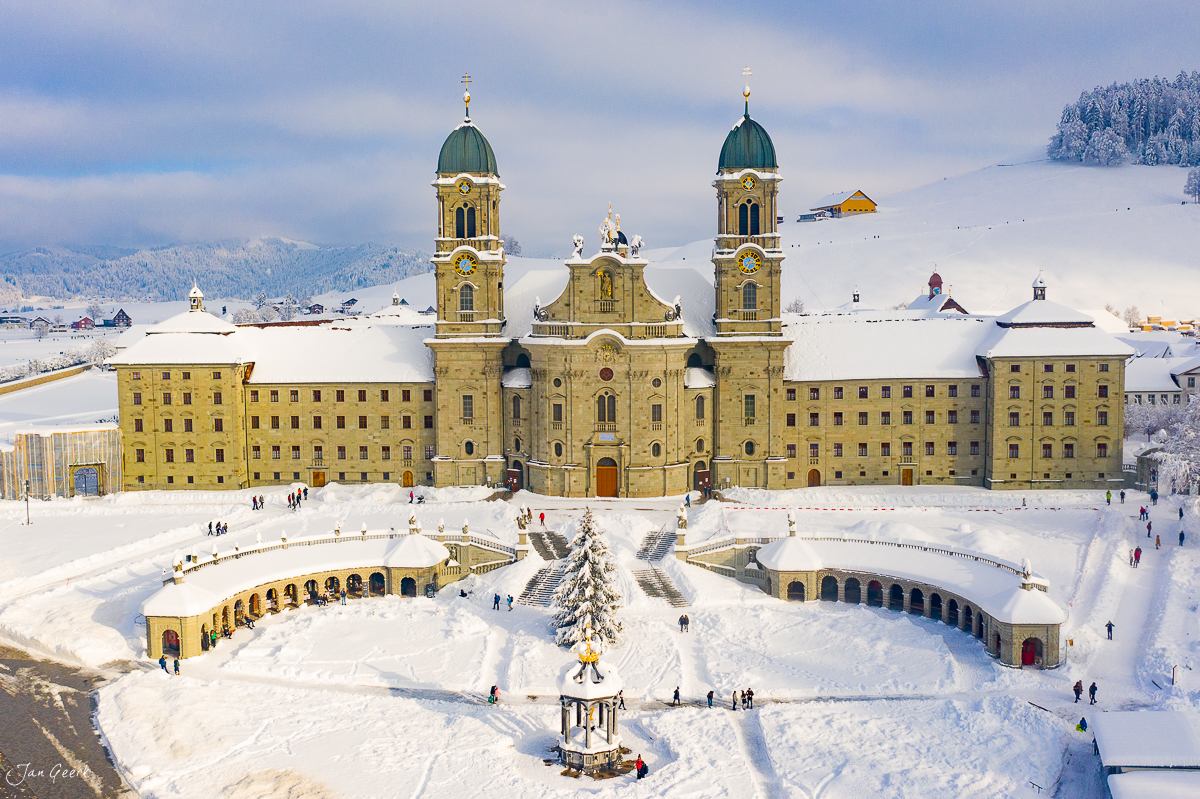 Kloster Einsiedeln im Schnee mit Klosterplatz Winteraufnahme Zentralschweiz Schweiz Jan Geerk Fotograf Basel