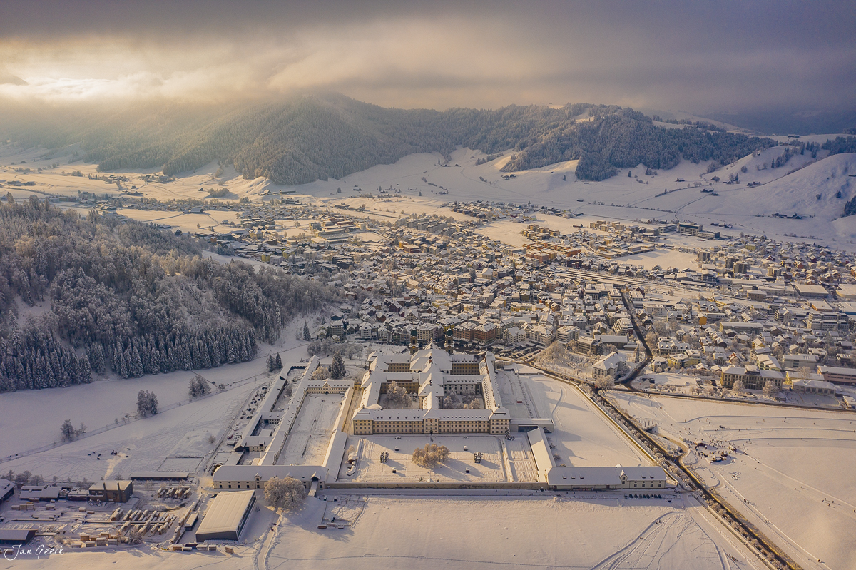 Kloster Einsiedeln Luftaufnahme Winterlandschaft Schnee Schweiz – Jan Geerk Fotograf Basel