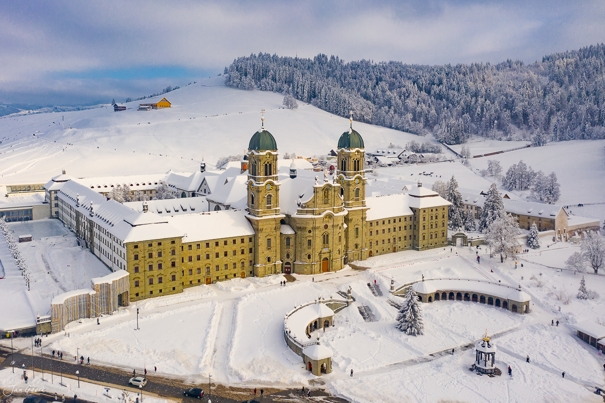 Kloster Einsiedeln im Schnee Luftaufnahme Winterstimmung Zentralschweiz Schweiz Jan Geerk Fotograf Basel