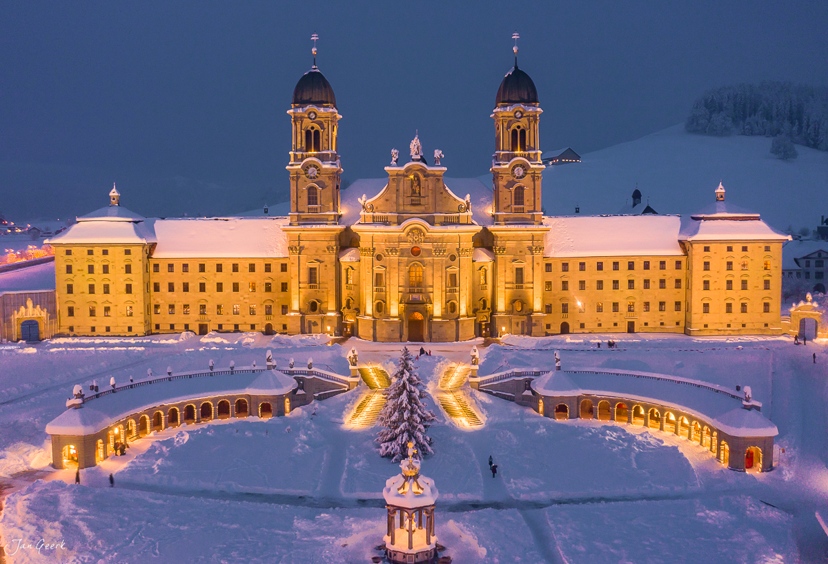 Kloster Einsiedeln verschneit im Abendlicht Luftaufnahme Winter Zentralschweiz Schweiz Jan Geerk Fotograf Basel