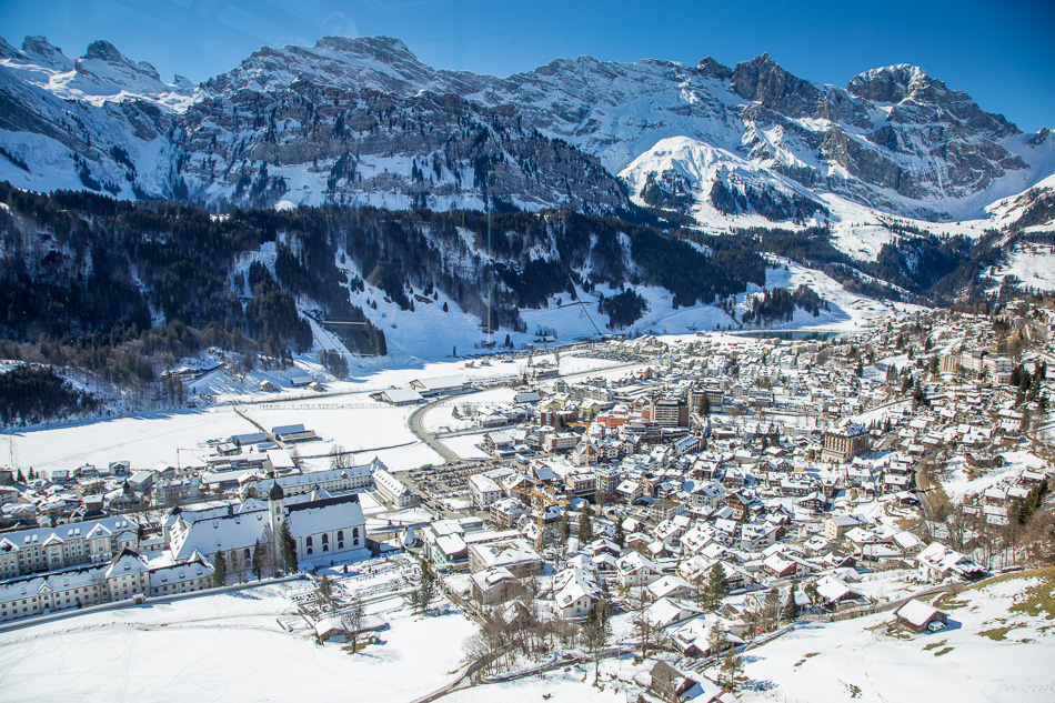 Winterliches Engelberg mit schneebedeckten Bergen und Tal im Schnee Zentralschweiz Schweiz Jan Geerk Fotograf Basel
