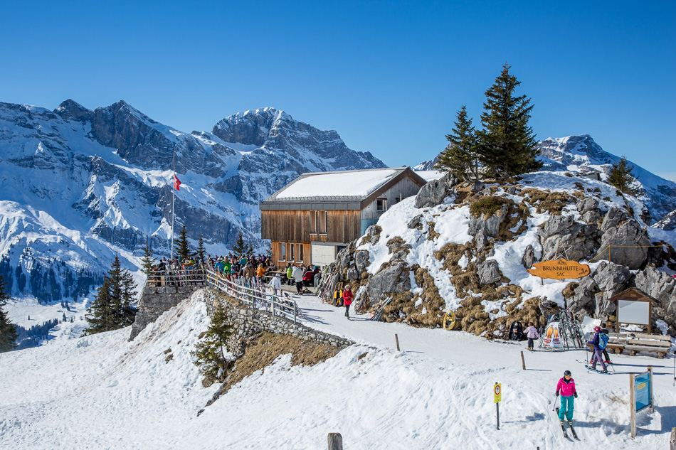 Brunni Berghaus mit Skifahrern auf schneebedecktem Berghang im Winter, Engelberg Zentralschweiz Schweiz Jan Geerk Fotograf Basel