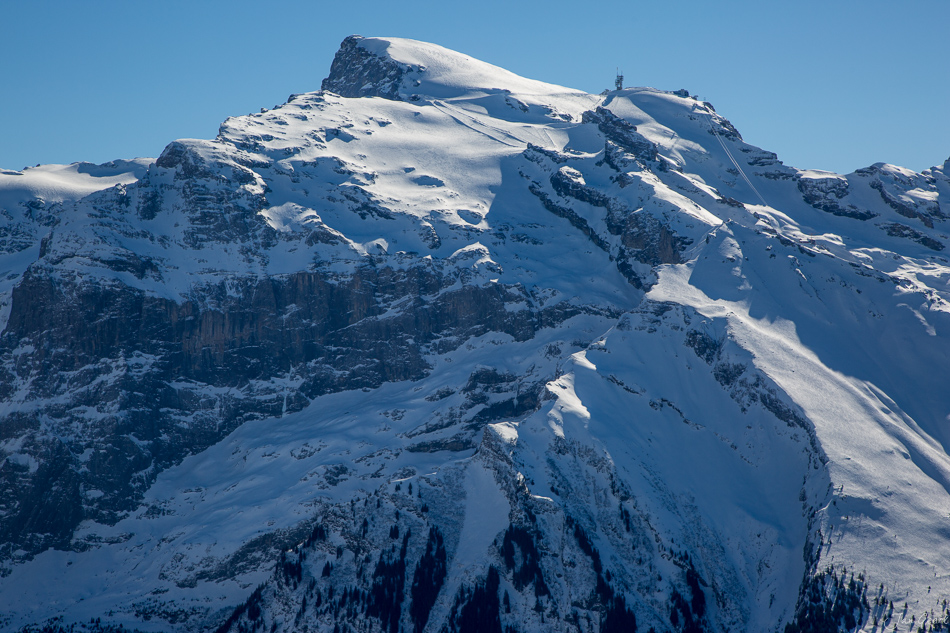 Schneebedeckte Berglandschaft Engelberg im Winter mit Skigebiet unter blauem Himmel Schweiz Jan Geerk Fotograf Basel