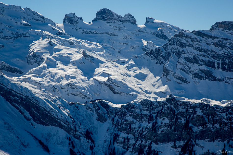 Schneebedeckte Berglandschaft Engelberg im Winter mit Skigebiet und klarem Himmel – Jan Geerk Fotograf Basel