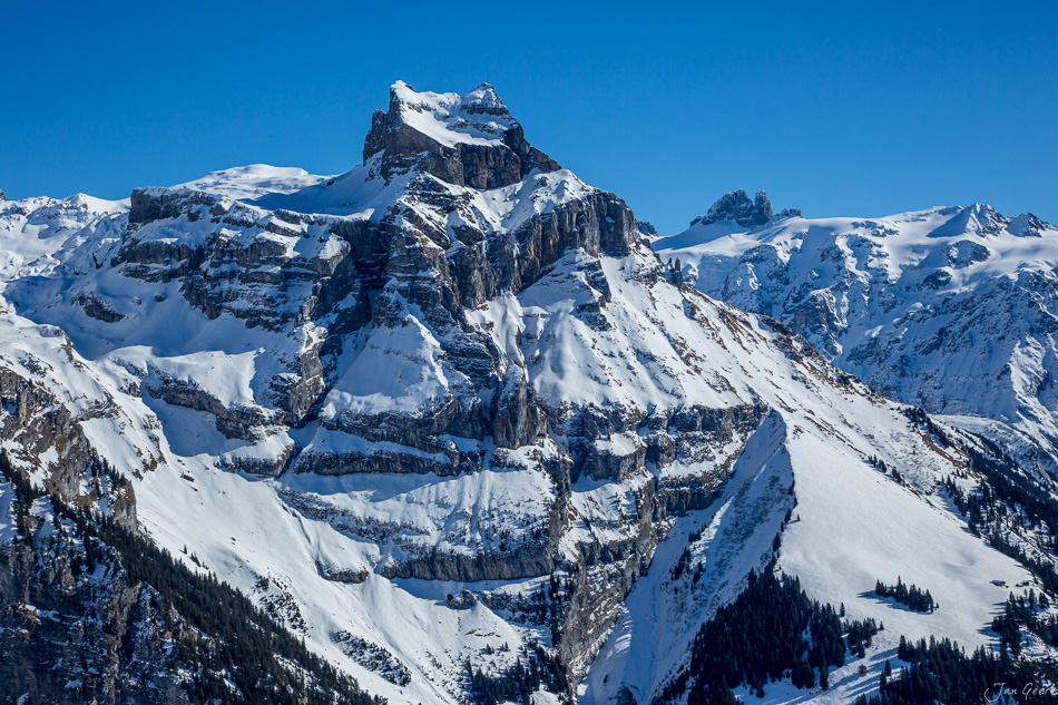 Schneebedeckter Berggipfel Brunni bei Engelberg in der Zentralschweiz bei Sonnenschein – Jan Geerk Fotograf Basel