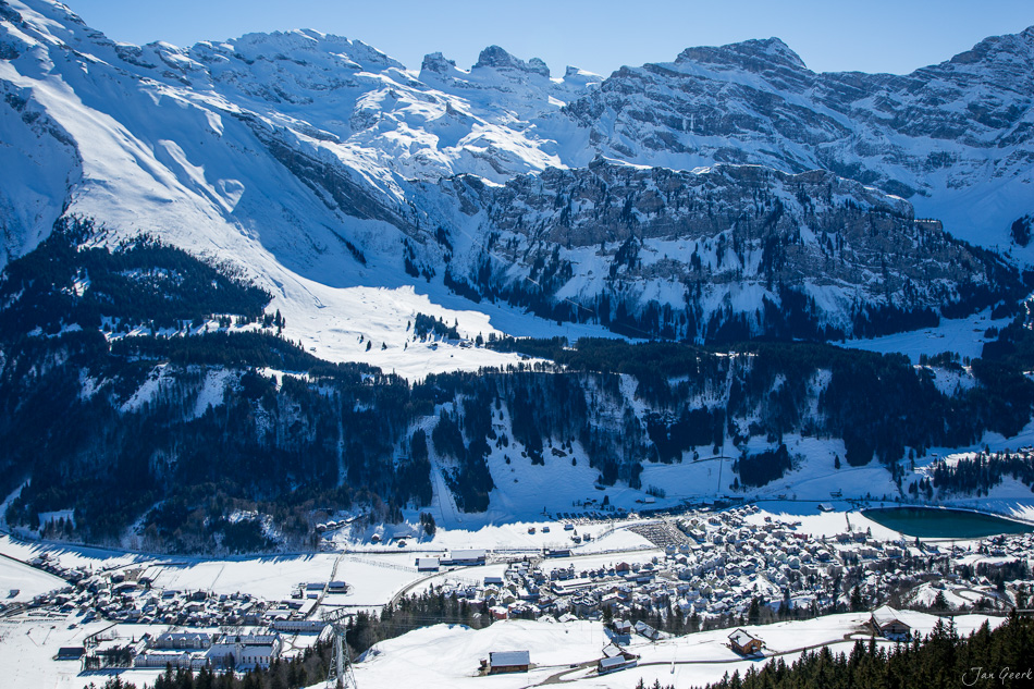 Verschneite Berglandschaft mit Talort Engelberg, umgeben von schneebedeckten Gipfeln und Nadelwäldern im Winter, Zentralschweiz – Jan Geerk Fotograf Basel