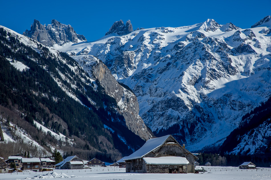 Schneebedeckte Berglandschaft mit traditionellen Almhütten in Engelberg, Winterstimmung, Zentralschweiz – Jan Geerk Fotograf Basel