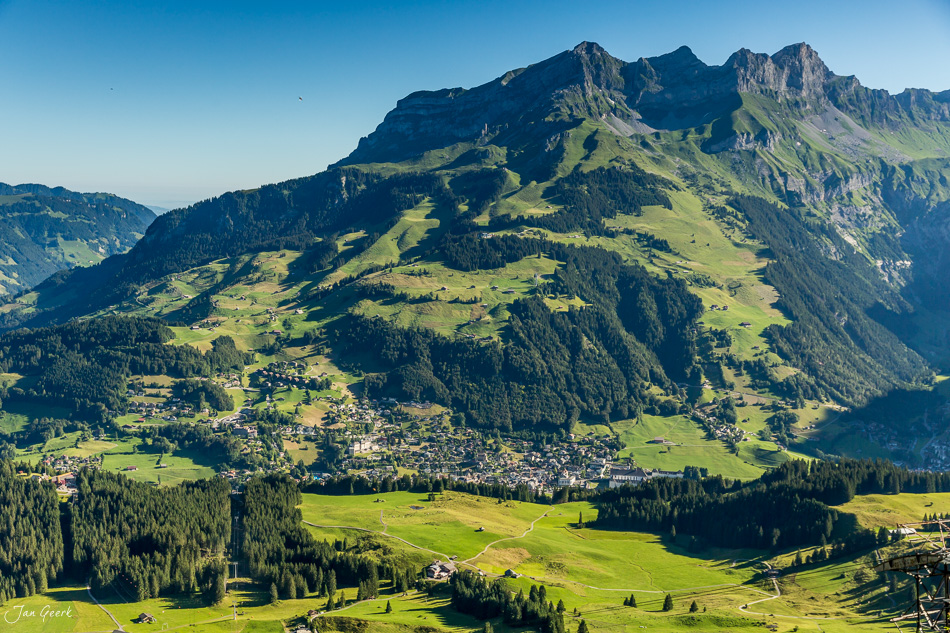 Alpental mit Dorf Engelberg Bergpanorama grüne Wiesen Sommer Zentralschweiz Schweiz Jan Geerk Fotograf Basel
