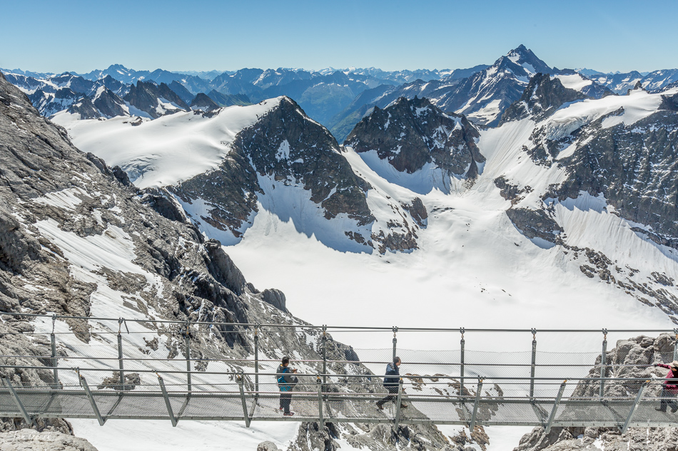 Panoramablick vom Titlis mit Gletschern, Bergbahn und Aussichtssteg, Sommeraufnahme in der Zentralschweiz – Jan Geerk Fotograf Basel