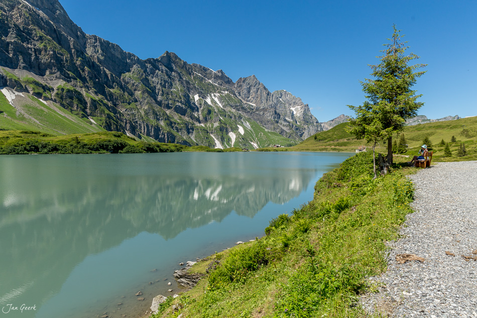 Trübsee Alpensee mit Spiegelung Bergkette Sommer Zentralschweiz Schweiz Jan Geerk Fotograf Basel
