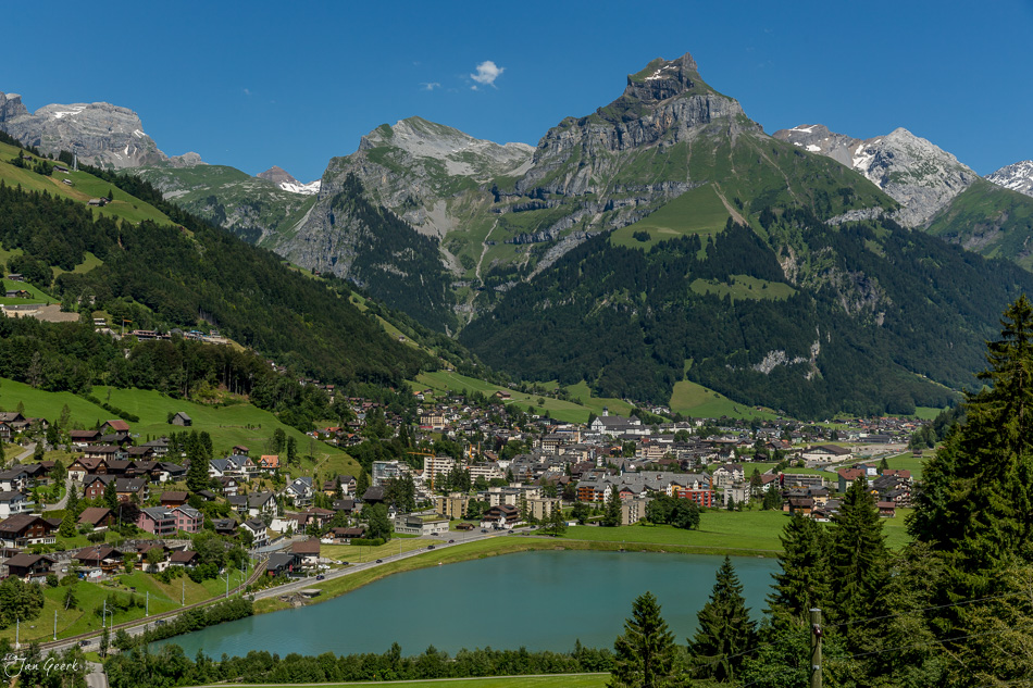 Bergdorf Engelberg mit türkisblauem Trübsee, Titlis im Hintergrund, Sommertagslicht, Zentralschweiz Schweiz – Jan Geerk Fotograf Basel