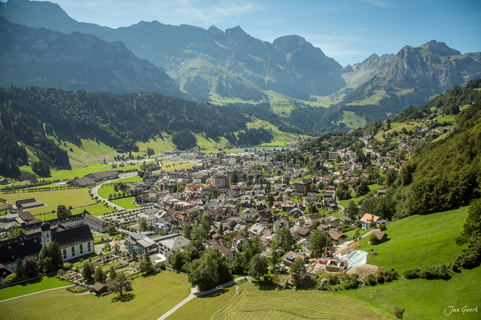 Luftaufnahme von Engelberg mit Alpenpanorama und Titlis im Sommer, Zentralschweiz Schweiz – Jan Geerk Fotograf Basel