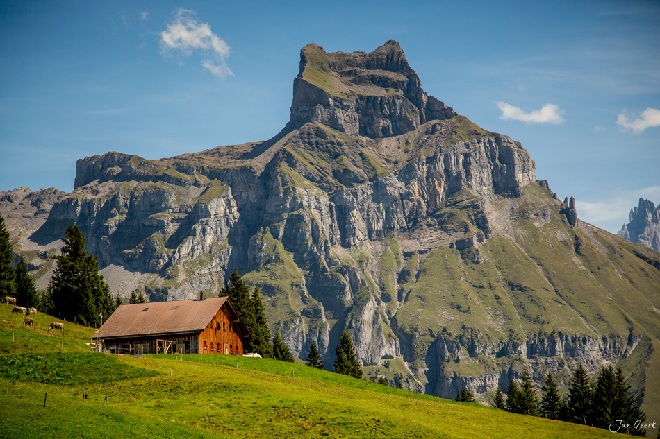 Alpendorf mit Berghaus und markanter Bergkulisse im Sommer, Engelberg Zentralschweiz Schweiz – Jan Geerk Fotograf Basel