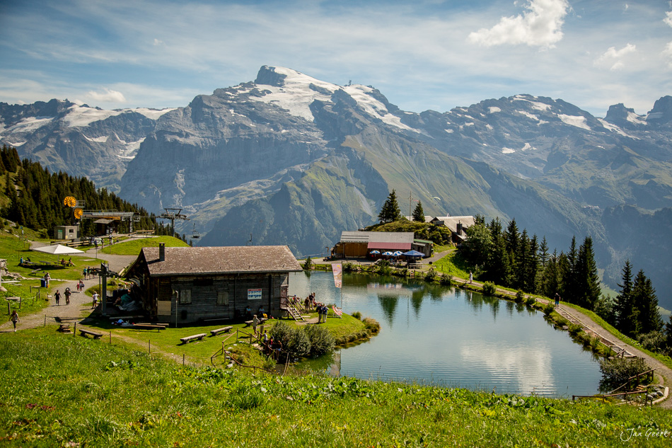 Alpensee mit Berghütten und Titlis im Hintergrund, Engelberg Sommer, Zentralschweiz Schweiz – Jan Geerk Fotograf Basel