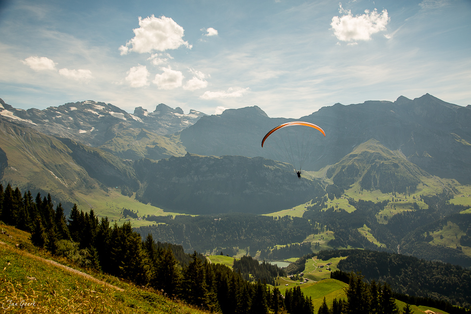 Gleitschirmflug über das Alpental von Engelberg im Sommer in der Zentralschweiz – Jan Geerk Fotograf Basel