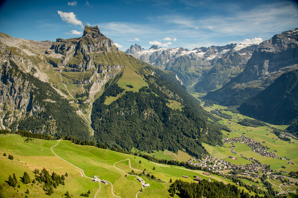 Alpenpanorama mit Engelberg Tal, grüne Bergwiesen und Titlis Massiv, Sommerlicht, Zentralschweiz Schweiz – Jan Geerk Fotograf Basel