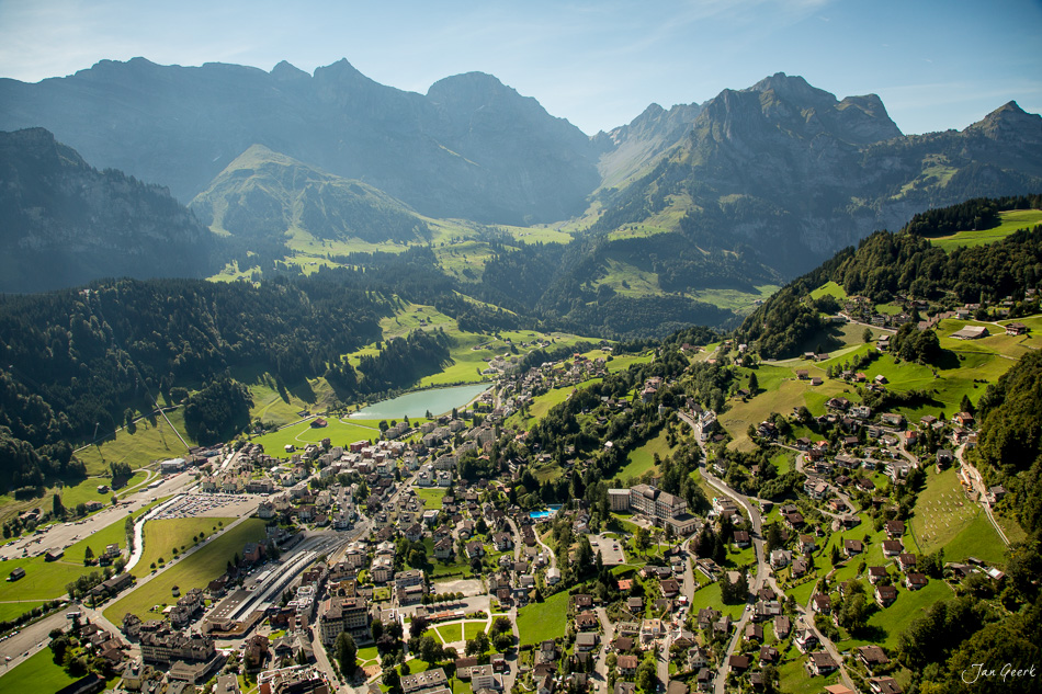 Luftaufnahme Engelberg mit Alpental, grünen Wiesen und Bergen im Sommer, Zentralschweiz – Jan Geerk Fotograf Basel