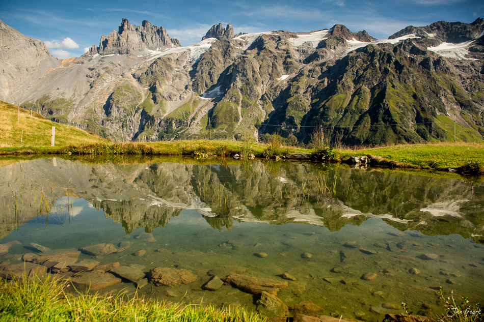 Alpensee mit Spiegelung und Bergkette Engelberg Sommer Zentralschweiz Schweiz Jan Geerk Fotograf Basel