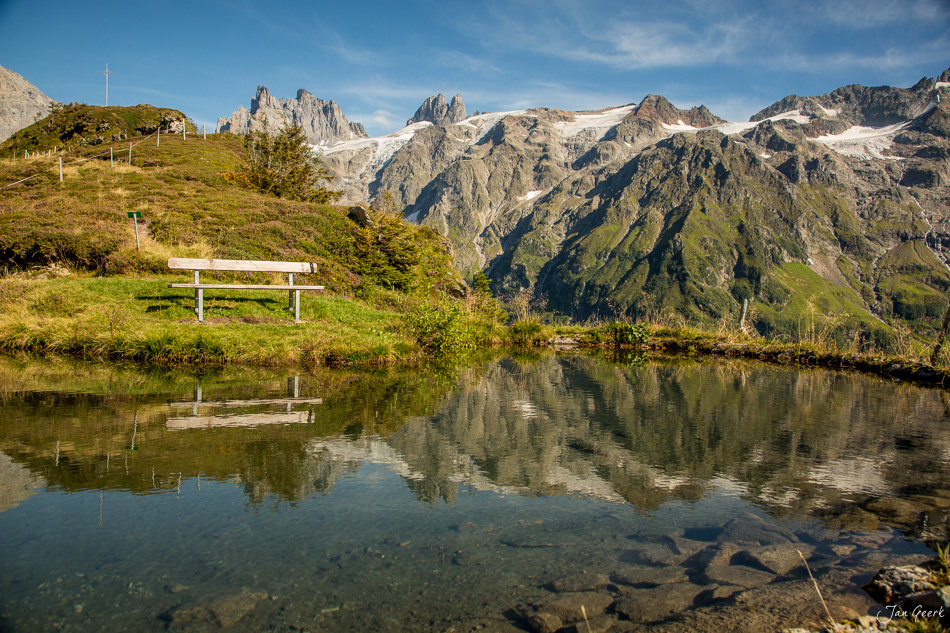 Ruhebank am See mit Bergpanorama im Sommer in Engelberg Zentralschweiz Schweiz – Jan Geerk Fotograf Basel