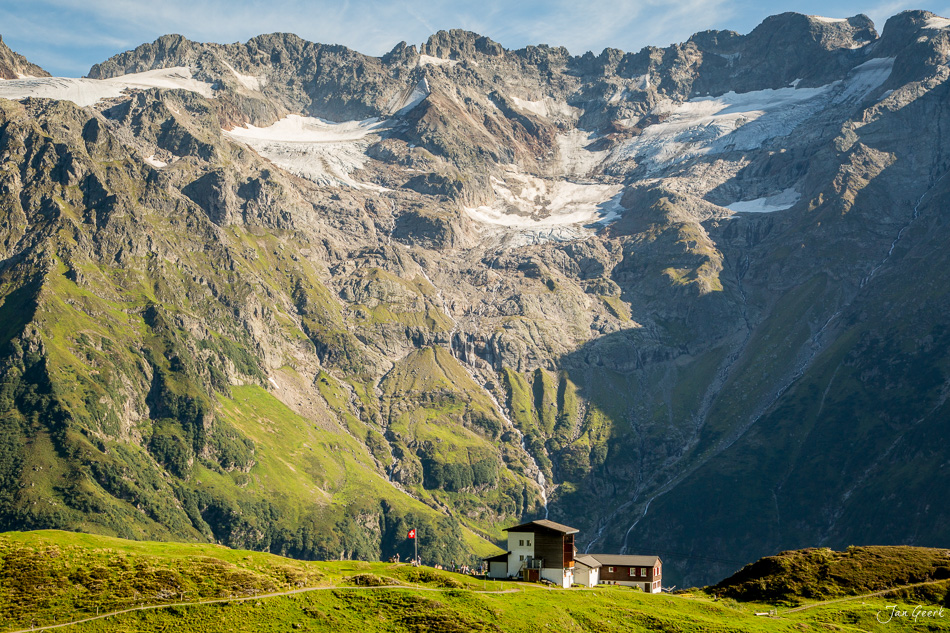 Alpenhütte in Engelberg vor Gletscher und Berggipfeln, Sommeraufnahme Zentralschweiz Schweiz Jan Geerk Fotograf Basel