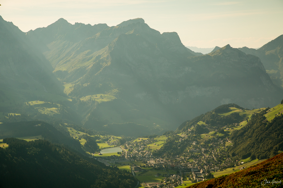 Alpental mit Dorf Engelberg umgeben von Bergen Sommerlicht Zentralschweiz Schweiz Jan Geerk Fotograf Basel