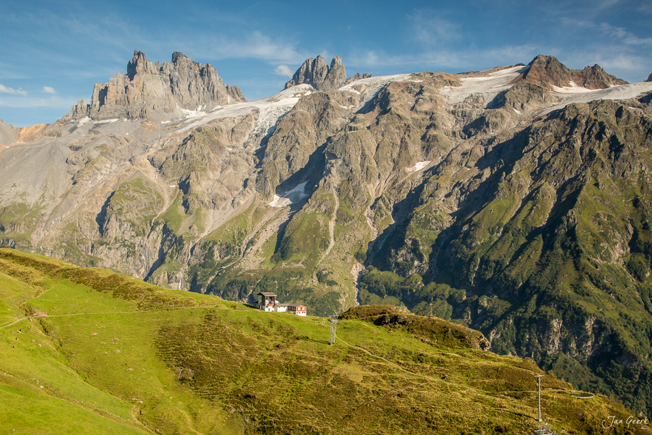 Alpenmassiv Engelberg Sommerlandschaft mit Grünweiden Zentralschweiz Schweiz Jan Geerk Fotograf Basel