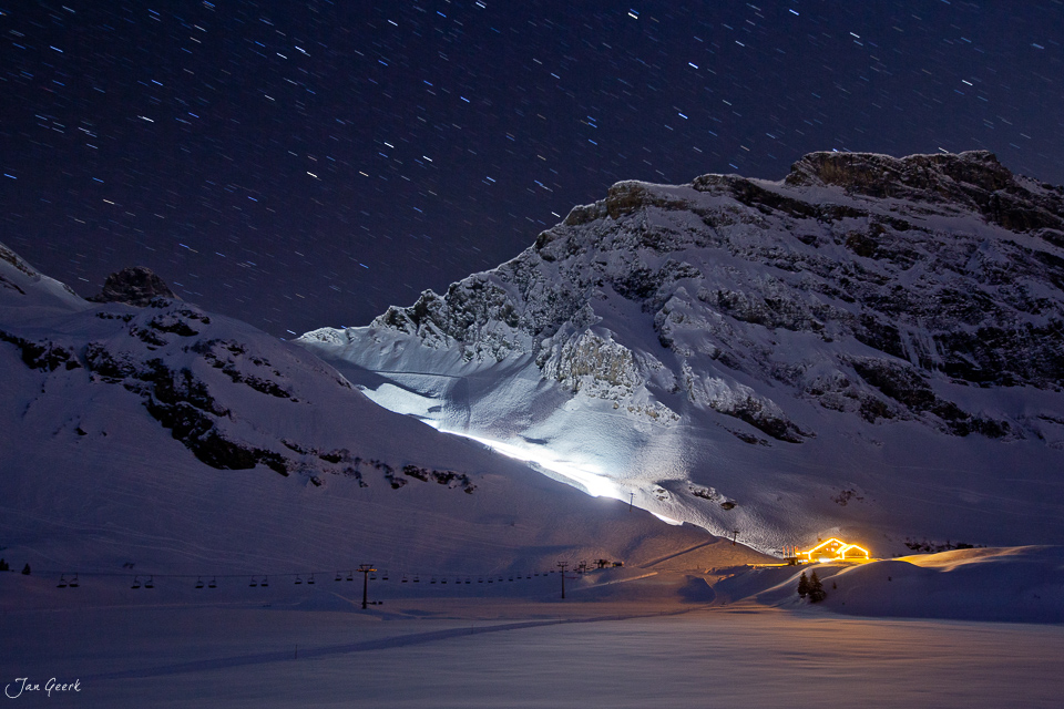 Engelberg Skigebiet Nacht Sternenhimmel verschneite Berge Zentralschweiz Schweiz Jan Geerk Fotograf Basel