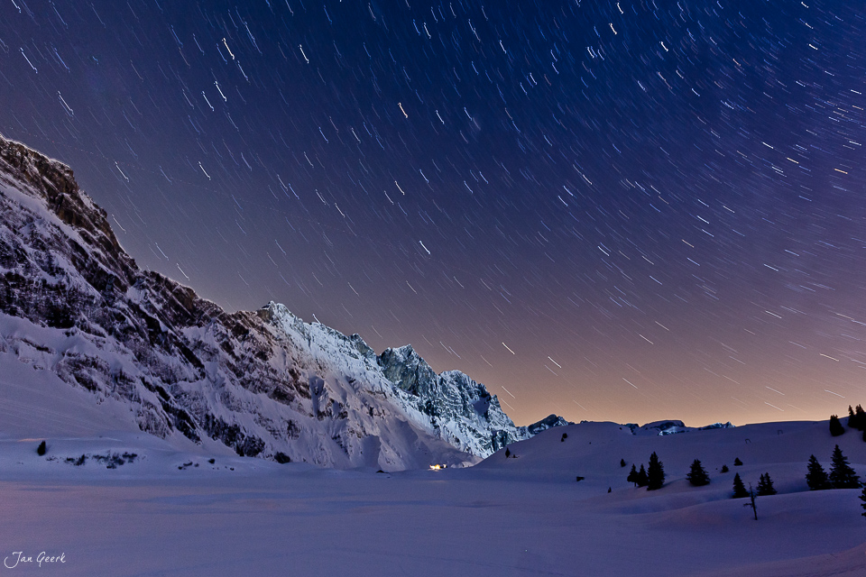 Schneebedeckte Berglandschaft Engelberg Sternenhimmel Nacht Winter Zentralschweiz Schweiz – Jan Geerk Fotograf Basel